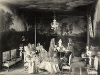 221718 Afbeeldingen van de saletkamer met een musicerend gezelschap, in het 17e eeuwse poppenhuis, onderdeel van de ...